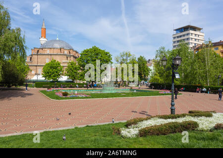 Sofia, Bulgaria - 30 Aprile 2015: vista del Banya Bashi moschea, la sola Moschea operativo nella città e una delle più antiche moschee in Europa. Foto Stock