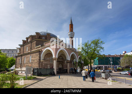 Sofia, Bulgaria - 30 Aprile 2015: vista del Banya Bashi moschea, la sola Moschea operativo nella città e una delle più antiche moschee in Europa. Foto Stock