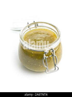 Hot Salsa jalapeno. Verde di salsa al peperoncino in vaso isolato su sfondo bianco. Foto Stock