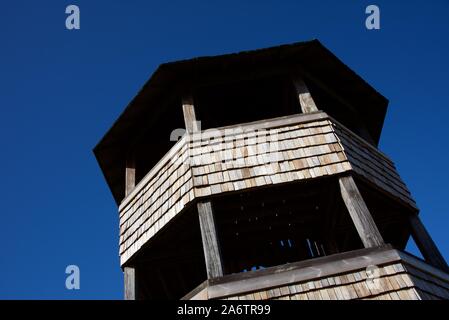 Torre di osservazione: Una torre di osservazione costruita in legno che si affaccia sul sito della battaglia di Crecy che è stato combattuto nel 1346 Foto Stock