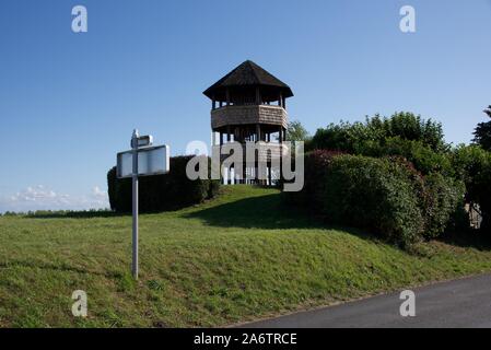 Torre di osservazione: Una torre di osservazione costruita in legno che si affaccia sul sito della battaglia di Crecy che è stato combattuto nel 1346 Foto Stock