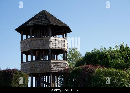 Torre di osservazione: Una torre di osservazione costruita in legno che si affaccia sul sito della battaglia di Crecy che è stato combattuto nel 1346 Foto Stock