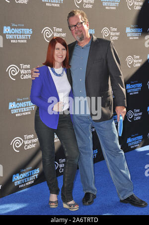 LOS ANGELES, CA. Giugno 17, 2013: Kate Flannery & fidanzato Chris Haston alla premiere mondiale di 'Monsters università" al El Capitan Theater di Hollywood. © 2013 Paul Smith / Featureflash Foto Stock