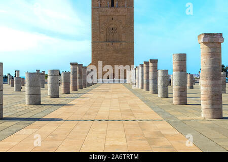 Vista della piazza con ruderi e la torre Hassan contro il cielo blu. Tradizionale architettura araba Rabat, Marocco 22.04.2019 Foto Stock