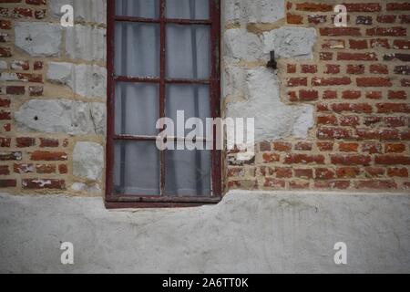 Finestra: Una finestra in legno smaltato divisa da 3 sbarre di vetratura orizzontali, e una vetrata verticale e situata in una parete di mattoni del XVIII secolo e più limpida Foto Stock