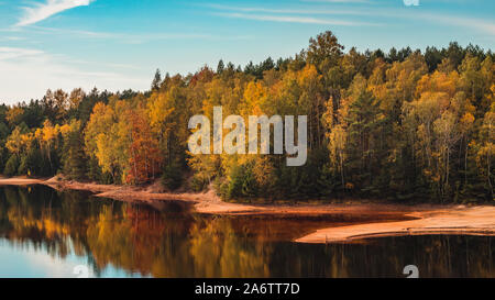 Bella Vista autunnale della miniera di ferro lago di colore rosso a Bad Muskau Park, Polonia sito. Foto Stock