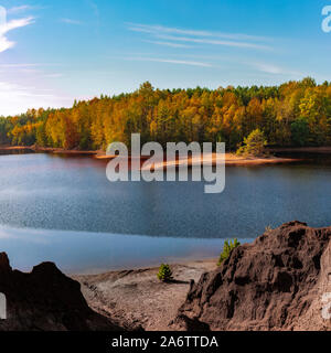 Bella Vista autunnale della miniera di ferro lago di colore rosso a Bad Muskau Park, Polonia sito. Foto Stock