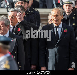 Lavoro ex Primo Ministro Gordon Brown e il Primo Ministro Tony Blair unisciti a Sua Maestà la Regina e il Duca di Edimburgo con altri membri della famiglia reale britannica unire i leader politici e i membri del pubblico per ricordo un intervento di assistenza presso un serto cerimonia di posa presso il cenotafio in Whitehall, Londra, Inghilterra. Novembre 2017. Foto Stock