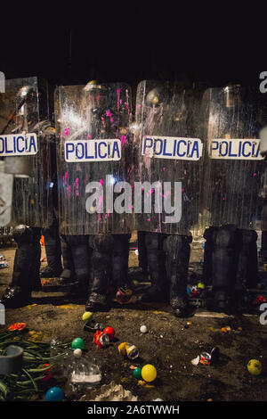 La polizia durante la manifestazione in Via Laietana / Comtal Street, Barcelona, Spagna. Il terreno pieno di ciò che i manifestanti avevano lanciato contro di loro durante th Foto Stock