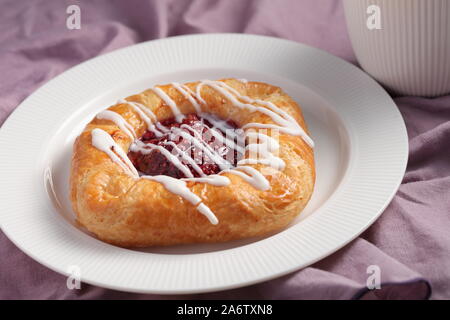 Pasticceria danese con confettura di lamponi closeup Foto Stock