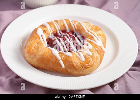 Pasticceria danese con confettura di lamponi closeup Foto Stock