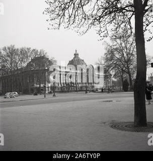 1950, storica, una vista da quest'epoca del Petit Palais, Parigi, Francia. Costruito per l'esposizione Universelle del 1900, l'edificio è un museo d'arte situato in Avenue Winston-Churchill. Foto Stock