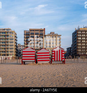 Vintage capanne spiaggia sulla costa belga Foto Stock