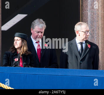 Marina Wheeler moglie del Segretario di Stato per gli affari esteri Boris Johnson al fianco di Philip può marito al Primo ministro osservando la Sua Maestà la Regina e il Duca di Edimburgo che con altri membri della famiglia reale britannica unite i leader politici e i membri del pubblico per ricordo un intervento di assistenza presso un serto cerimonia di posa presso il cenotafio in Whitehall, Londra, Inghilterra. Novembre 2017. Foto Stock