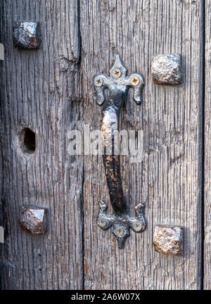 Primo piano della vecchia ferro nero maniglia della porta sul nero chiodati in legno di quercia, porta il vecchio castello di Giovanni, Glenfield Lodge Park, Leicestershire, England, Regno Unito Foto Stock