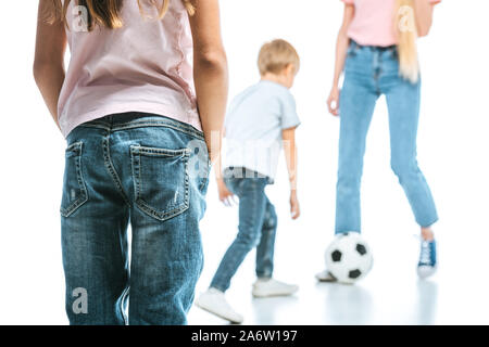 Vista ritagliata della madre e figlio giocando con il calcio nei pressi di kid su bianco Foto Stock
