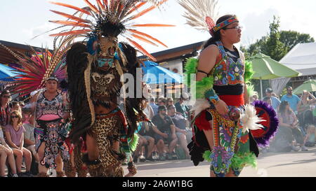 Mexica Yolotl, a Minneapolis-base Aztec tradizionali balli di gruppo che celebra la pre-eredità ispanica di eseguire presso la Minnesota State Fair. Foto Stock