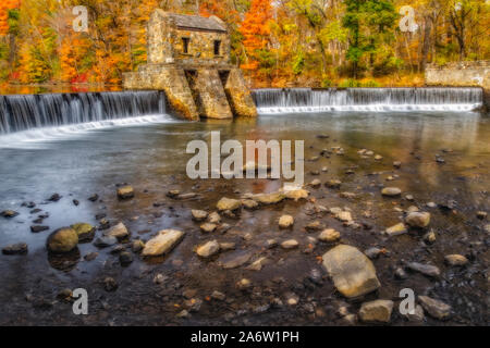 Speedwell Dam e cascate - Vista della struttura in pietra sul fiume Whippany circondato dai colori caldi della caduta delle foglie. Foto Stock