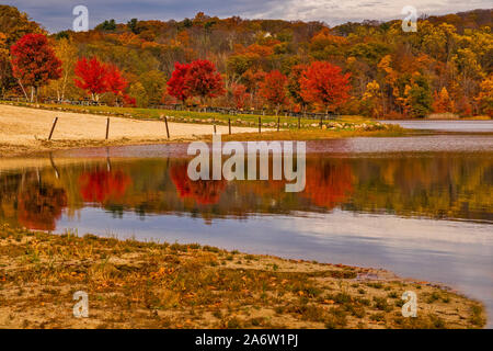 Sheppard Pond NJ - i bellissimi colori dell autunno sono riflesse nelle acque ferme e attraverso le montagne a Ringwood parco dello stato del New Jersey. Foto Stock