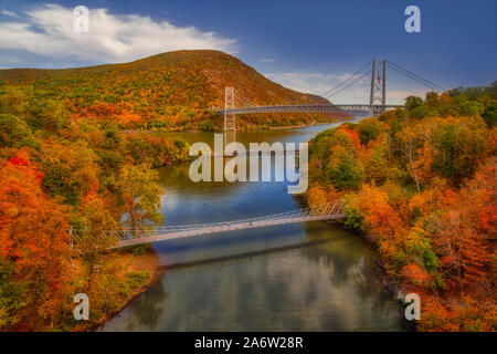 Autunno a Bear Mountain Bridge - Guardando verso sud a Bear Mountain Bridge, CSX i binari della ferrovia ponte sopra il fiume Hudson e Popolopen passerella. Foto Stock