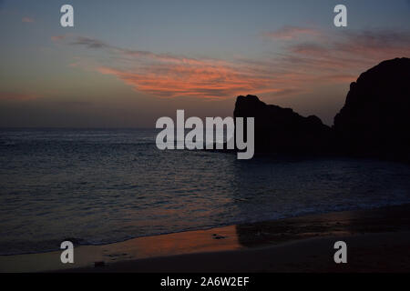 Costa de Papagayo in Lanzarote, Spagna, al tramonto. Foto Stock