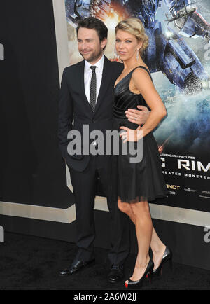 LOS ANGELES, CA. Luglio 09, 2013: Charlie per il giorno e la moglie Mary Elizabeth Ellis alla premiere del suo nuovo film del Pacific Rim in Dolby Theater di Hollywood. © 2013 Paul Smith / Featureflash Foto Stock