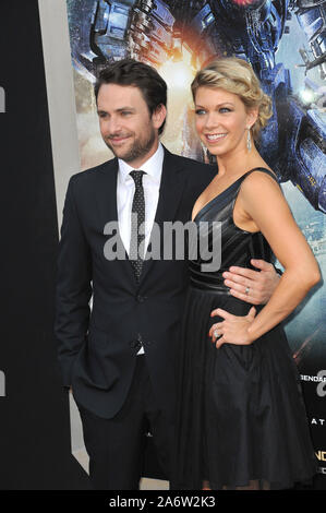 LOS ANGELES, CA. Luglio 09, 2013: Charlie per il giorno e la moglie Mary Elizabeth Ellis alla premiere del suo nuovo film del Pacific Rim in Dolby Theater di Hollywood. © 2013 Paul Smith / Featureflash Foto Stock