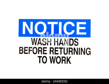 Cartello sulla porta del bagno per i dipendenti di lavarsi le mani prima di tornare al lavoro. Foto Stock