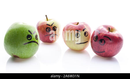 Volto dipinto mele. Jolly e triste mele divertenti. Verde e mele rosse su uno sfondo bianco. Foto Stock