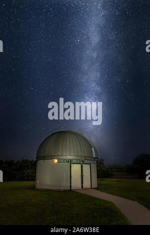 Via Lattea con un incremento di oltre il Observatory - una stella riempito il cielo con il nucleo galattico della Via Lattea sopra il pupazzo di neve ha attirato Observatory e il Cielo teatro in sou Foto Stock