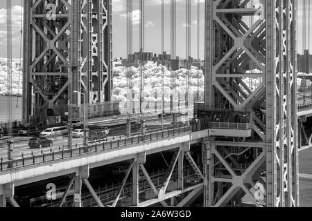 NYC Washington Bridge GWB - infared una immagine in bianco e nero del George Washington Bridge durante l'estate con puffy nuvole. Questa immagine è Aval Foto Stock