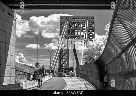 Washington Bridge NYC GWB - infared una immagine in bianco e nero del George Washington Bridge durante l'estate con puffy nuvole. Questa immagine è disponibile Foto Stock