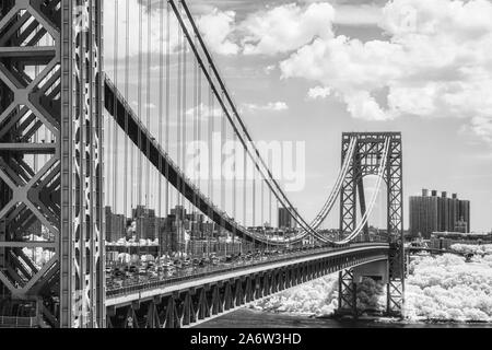 George Washington Bridge GWB NYC - infared una immagine in bianco e nero del George Washington Bridge durante l'estate con puffy nuvole. Questa immagine mi Foto Stock