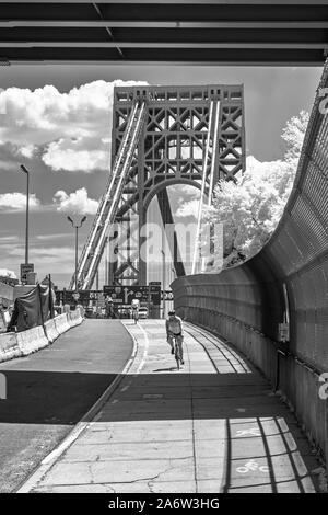 George Washington Bridge GWB NYC - infared una immagine in bianco e nero del George Washington Bridge durante l'estate con puffy nuvole. Questa immagine mi Foto Stock