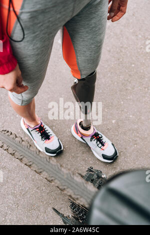 Vista ritagliata della disabilitato sportive con protesi su strada Foto Stock