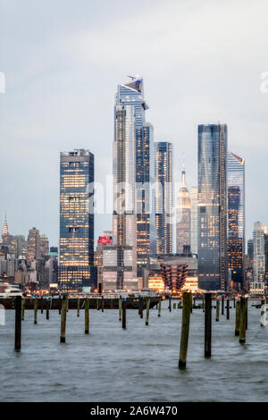 Empire State NYC Hudson Yards - illuminato di sera vista dello skyline di NYC con la mitica Empire State Building e grattacieli Foto Stock