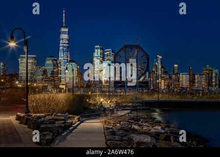 Colgate Clock e lo skyline di New York al crepuscolo Foto Stock