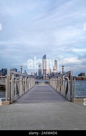 La passerella a New York skyline della città Foto Stock