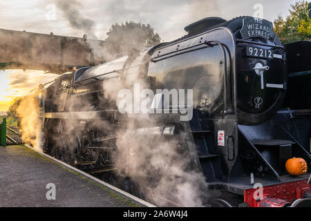 La locomotiva a vapore Wizard Express 92212 presso la stazione di Rotley, Watercress Line, Rotley, Hampshire Foto Stock