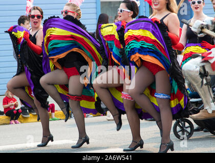 01 luglio 2019: membri dello Yukon Sourdough Rendezvous può linea possono partecipare nel 2019 Canada parata del giorno in Whitehorse, Yukon. Foto Stock