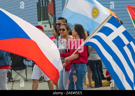 I membri del centro multiculturale di Yukon MCY marzo nel Canada giorno parata tenutasi il 01 luglio, 2019 in Whitehorse, Yukon Territory, Canada. Foto Stock