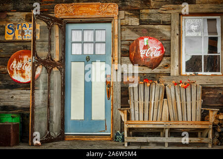 General Store ingresso - Vintage Coca Cola e stella tabacco venduto qui i cartelli lungo con botte rustico da banco, lattine e legna. Foto Stock