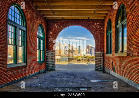 Lo skyline di New York Visualizza - Vista inferiore dello Skyline di Manhattan dal treno CRRNJ e Ellis Island Ferry Terminal. Foto Stock