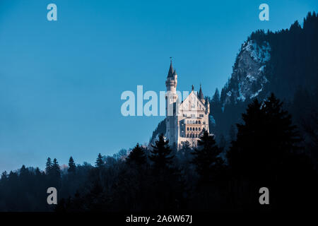 Castello di Neuschwanstein nel bellissimo paesaggio, ampia Foto Stock