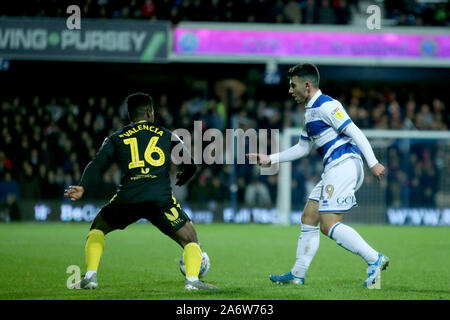 Londra, Regno Unito. 28 ott 2019. Ilias cattedra di Queens Park Rangers (destra) in azione durante l EFL Skybet partita in campionato, Queens Park Rangers v Brentford presso il principe Kiyan Foundation Stadium Loftus Road a Londra lunedì 28 ottobre 2019. Questa immagine può essere utilizzata solo per scopi editoriali. Solo uso editoriale, è richiesta una licenza per uso commerciale. Nessun uso in scommesse, giochi o un singolo giocatore/club/league pubblicazioni. pic da Tom Smeeth/Andrew Orchard fotografia sportiva/Alamy Live news Credito: Andrew Orchard fotografia sportiva/Alamy Live News Foto Stock