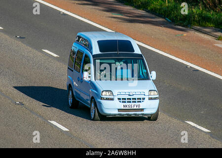 2005 blue Fiat Doblo Multijet attivo; Regno Unito il traffico veicolare, trasporti, veicoli moderni, carrozze salone, sud-legato sulla corsia di 3 M6 motorway autostrada. Foto Stock