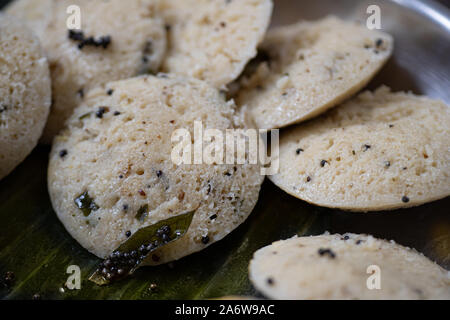 Tradizionale Indiano sud Colazione: Kanchipuram idlis (riso al vapore dolci), mostarde e dal Foto Stock