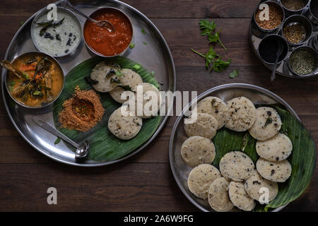 Tradizionale Indiano sud Colazione: Kanchipuram idlis (riso al vapore dolci), mostarde e dal Foto Stock