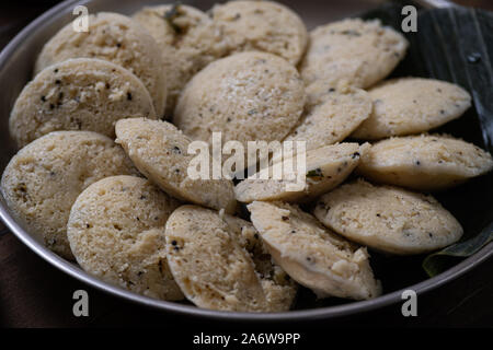 Tradizionale Indiano sud Colazione: Kanchipuram idlis (riso al vapore dolci), mostarde e dal Foto Stock