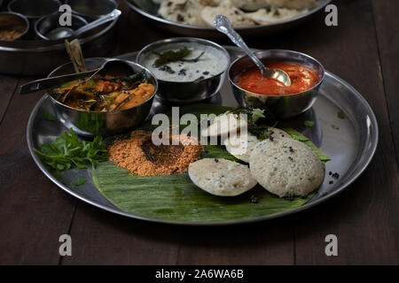 Tradizionale Indiano sud Colazione: Kanchipuram idlis (riso al vapore dolci), mostarde e dal Foto Stock